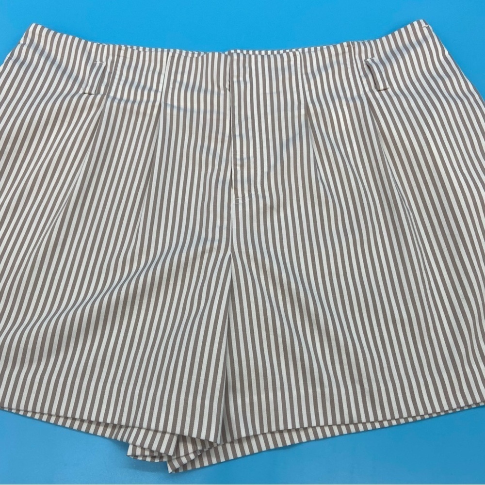 EVRI Women’s Striped Shorts Tan and White Size 18W - Picture 2 of 7